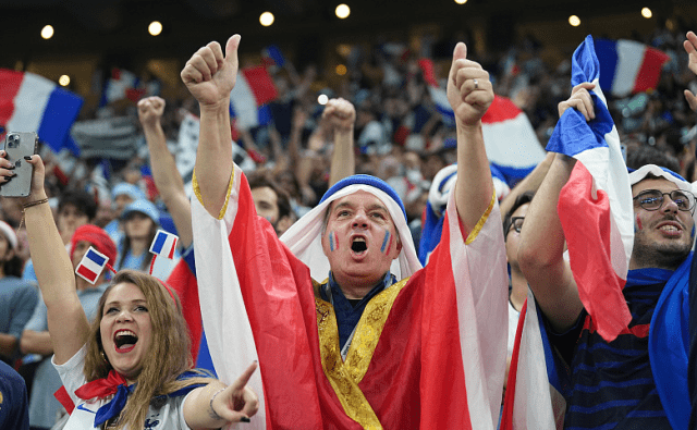 场面火爆！世界杯观众席沸腾不已